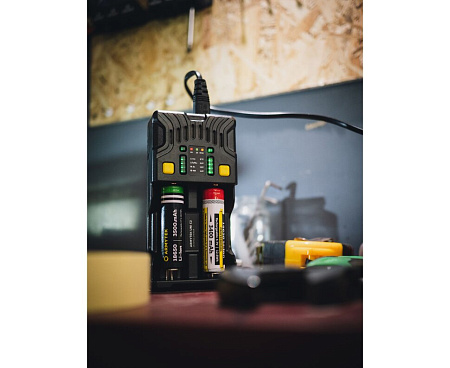Универсальное зарядное устройство Armytek UNI C2
