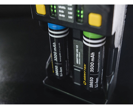 Универсальное зарядное устройство Armytek UNI C2